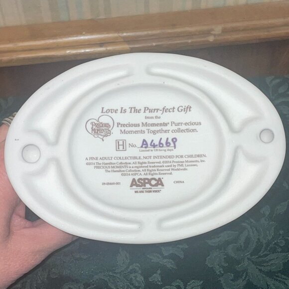 Precious Moments "Love Is The Purr-fect Gift" Figurine - Picture 7 of 7